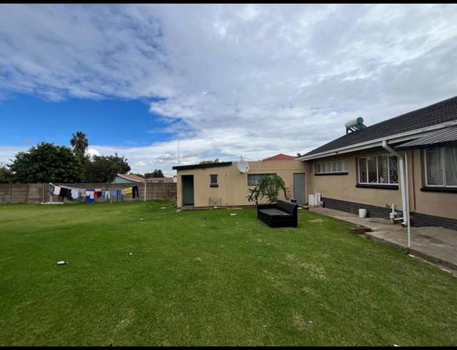 9 BEDROOM HOUSE FOR SALE IN KEMPTON PARK EXT 02